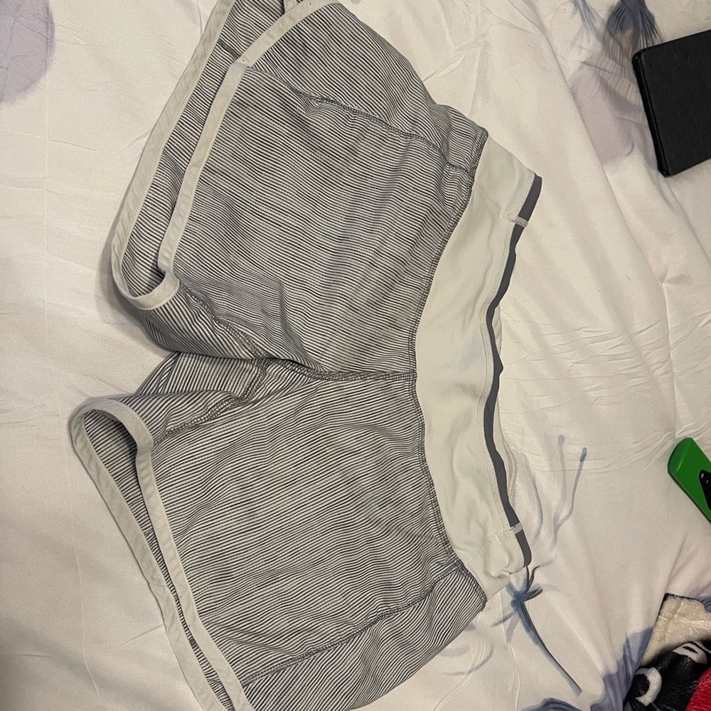 Lululemon grey and white striped speed ups 2.5 inch inseam